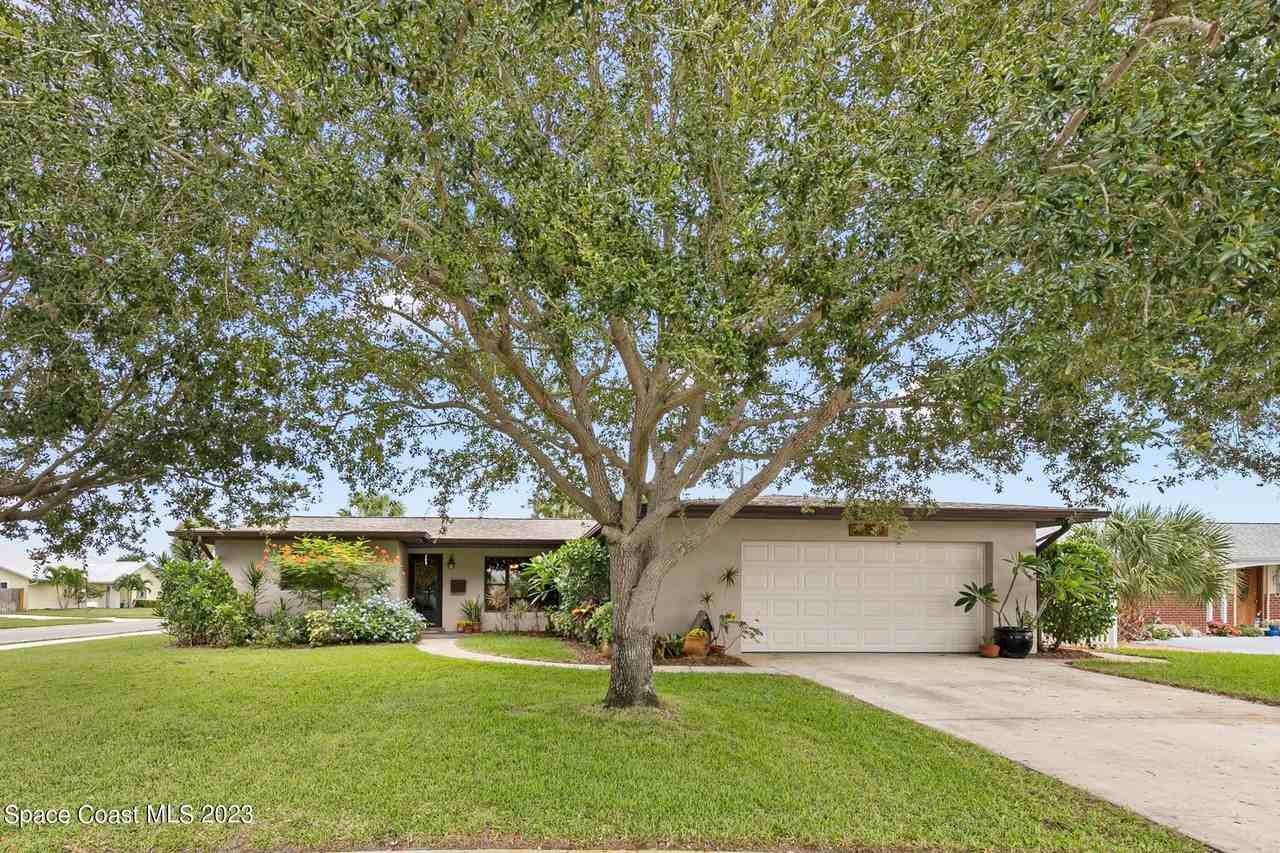 205 Avocado St, Satellite Beach, FL 32937 4 Bedroom House for 3,200