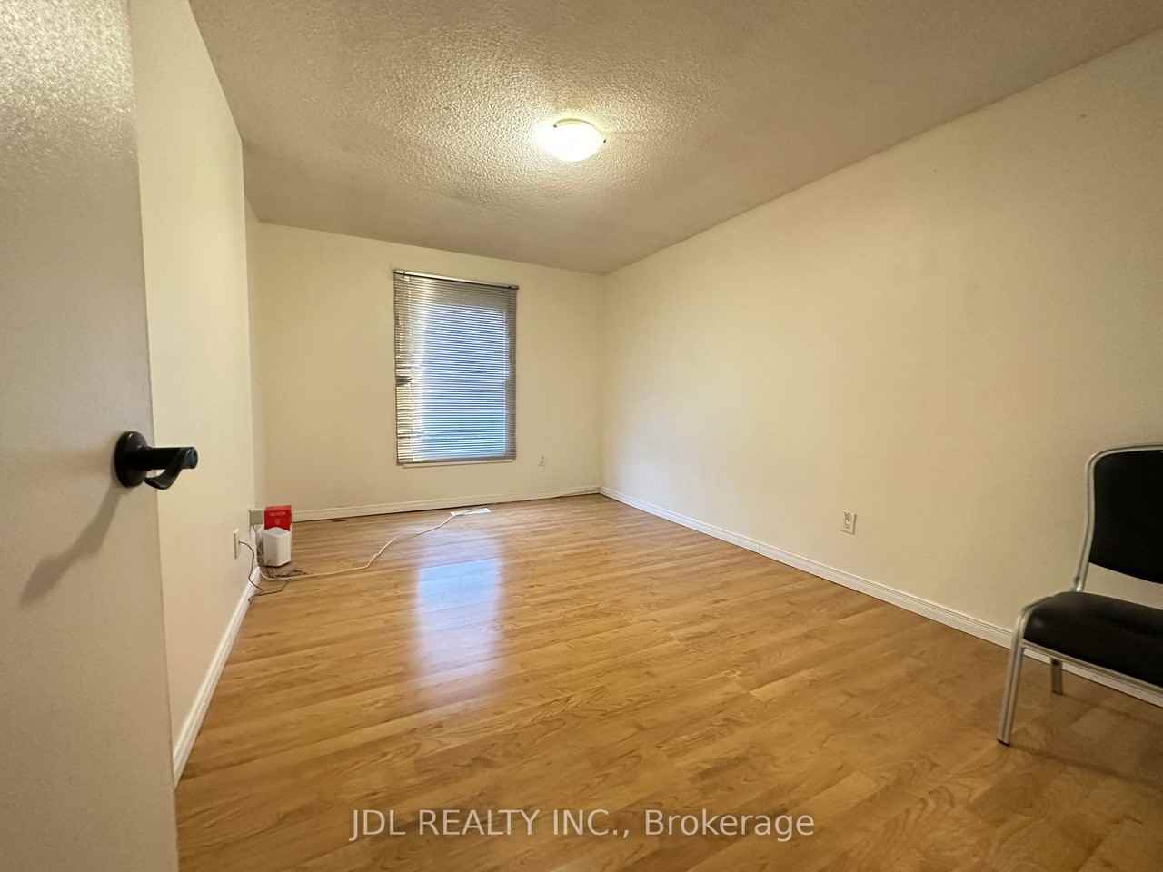 40 Barrington Crescent - Photo 3 of 6