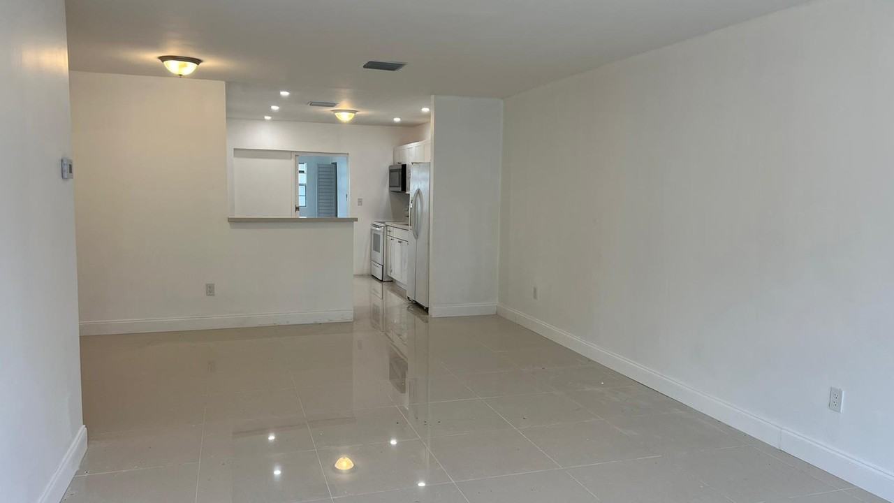 19126 Nw 2nd Ct #19128 - Photo 2 of 10