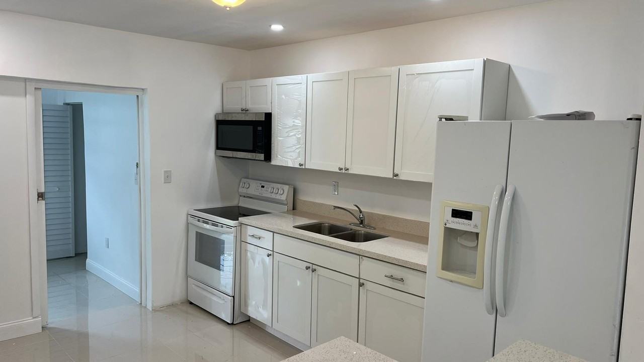 19126 Nw 2nd Ct #19128 - Photo 3 of 10