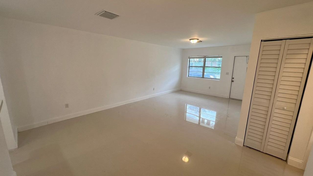 19126 Nw 2nd Ct #19128 - Photo 4 of 10