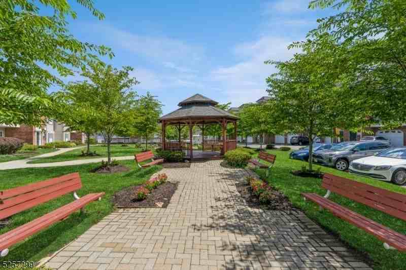 105 Roseland Ave - Photo 2 of 26