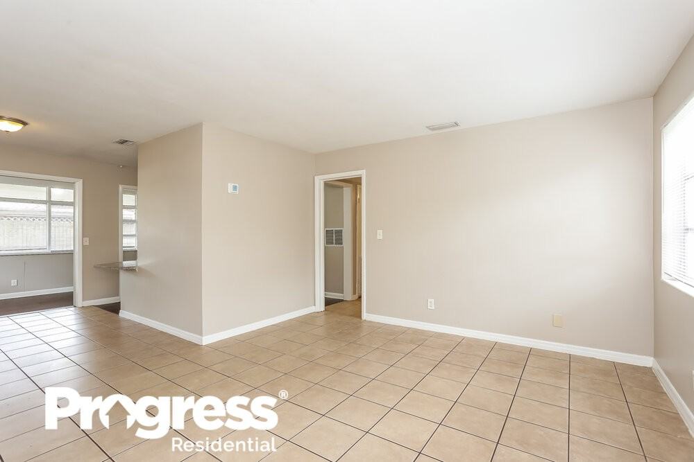 5828 Wiltshire St - Photo 3 of 16