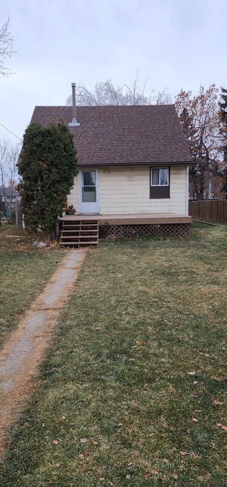 Cozy 2 bed 1 bath house*Fenced yard w/shed & wood deck*4 Parking stalls* - Photo 2 of 40