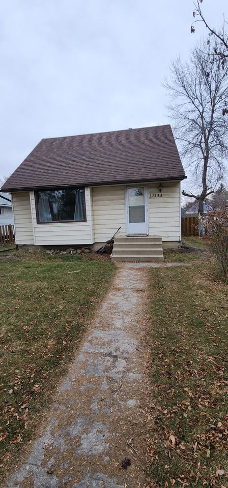 Cozy 2 bed 1 bath house*Fenced yard w/shed & wood deck*4 Parking stalls* - Photo 3 of 40