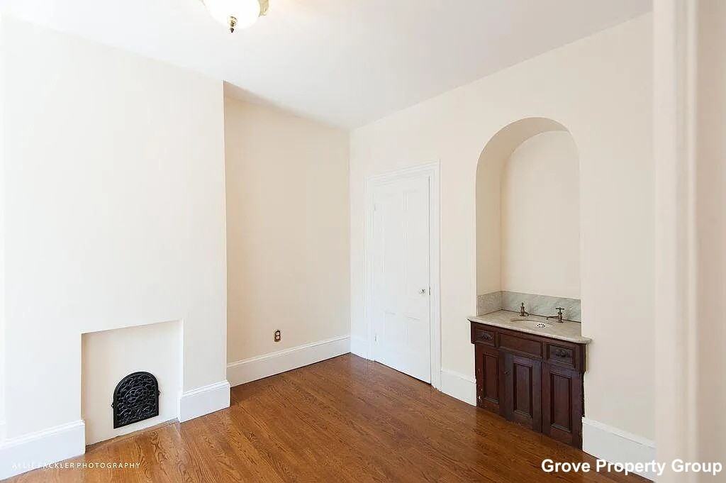 527 E 4th St #1 - Photo 4 of 22