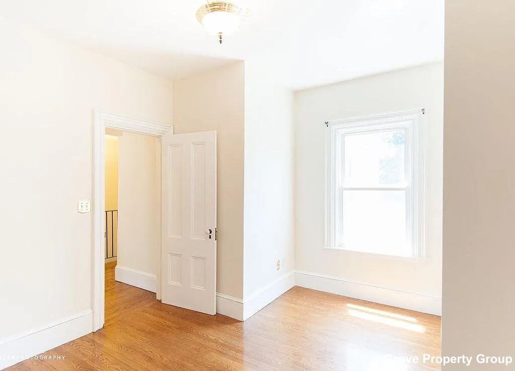 527 E 4th St #1 - Photo 5 of 22