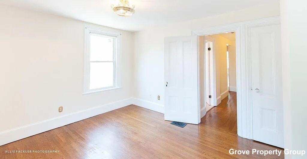 527 E 4th St #1 - Photo 6 of 22