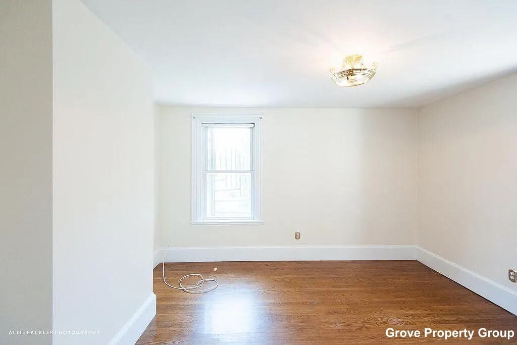 527 E 4th St #1 - Photo 7 of 22