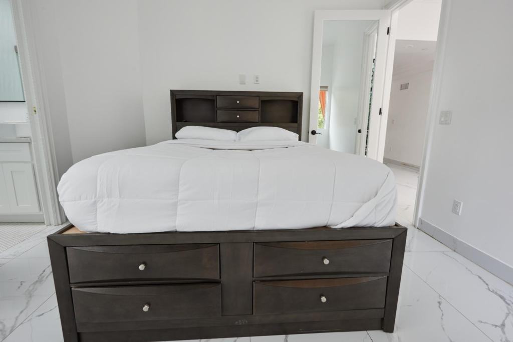 11571 W Sunset Blvd - Photo 2 of 50