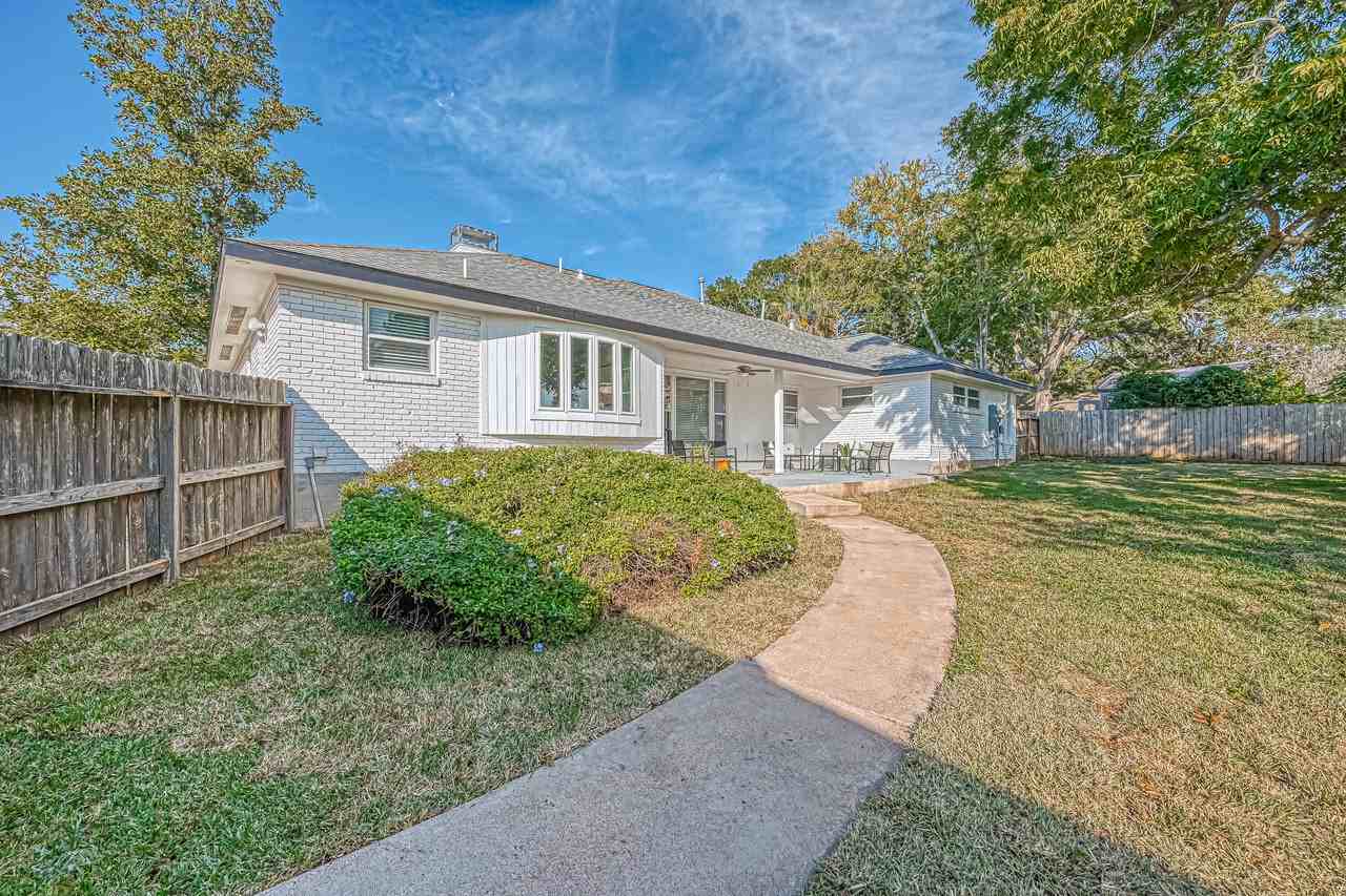 1310 Antigua Ln - Photo 3 of 10