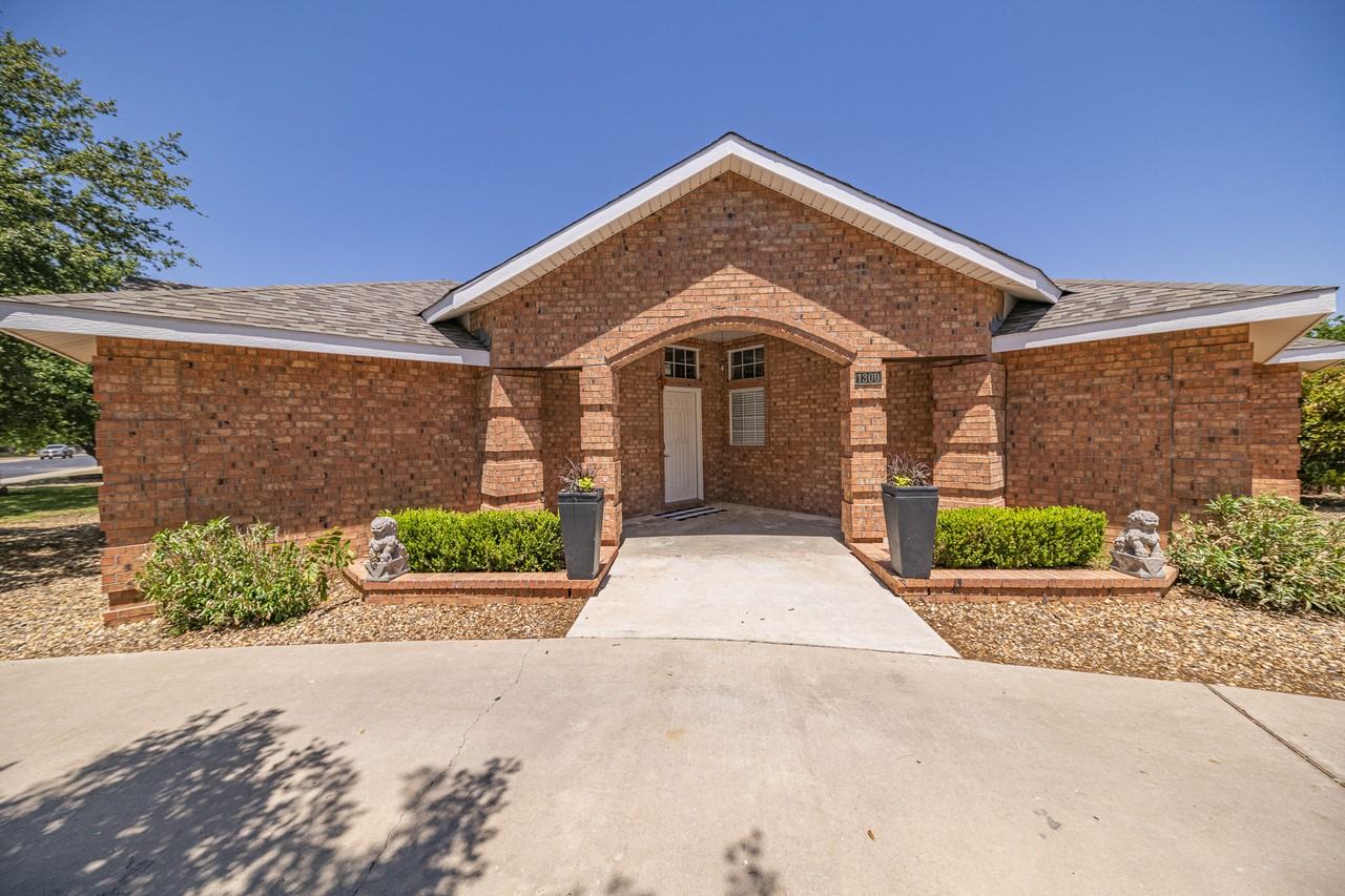 1300 Godfrey St - Photo 3 of 12