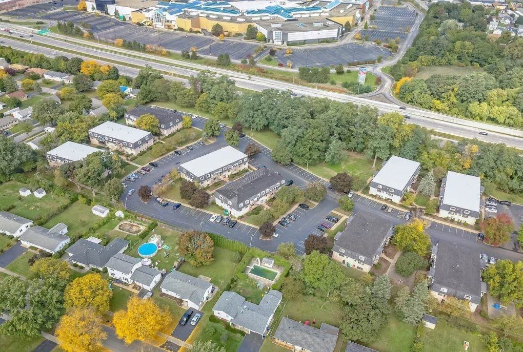 LaCroix Court Apartments - Photo 7 of 40