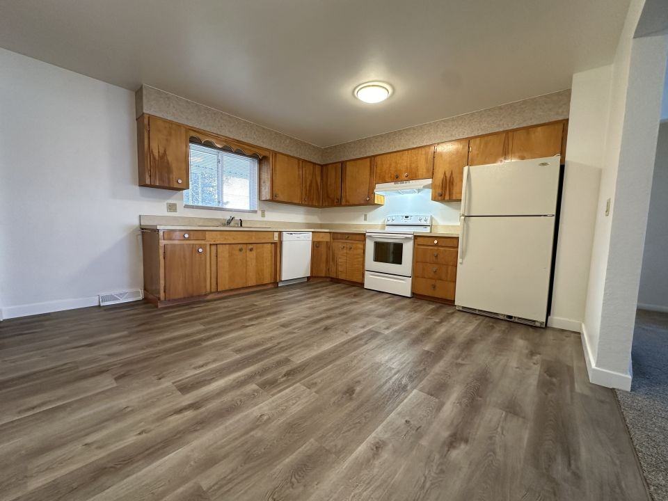 928 Custer Ave - Photo 2 of 7