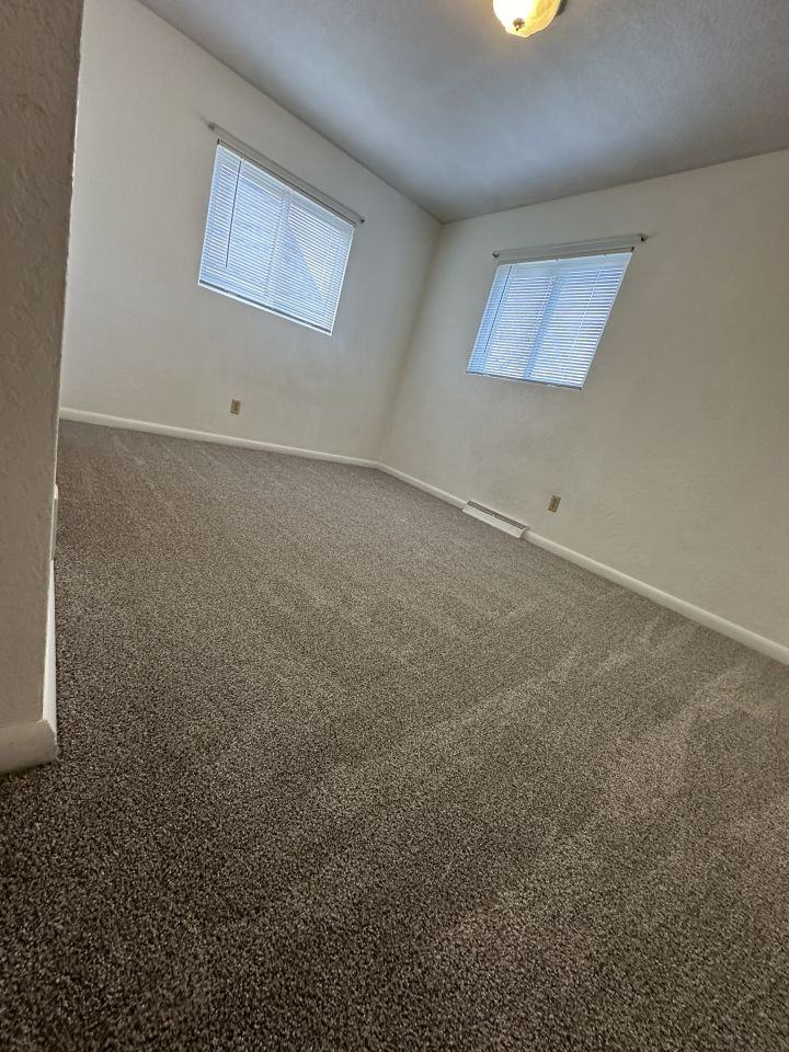 928 Custer Ave - Photo 3 of 7