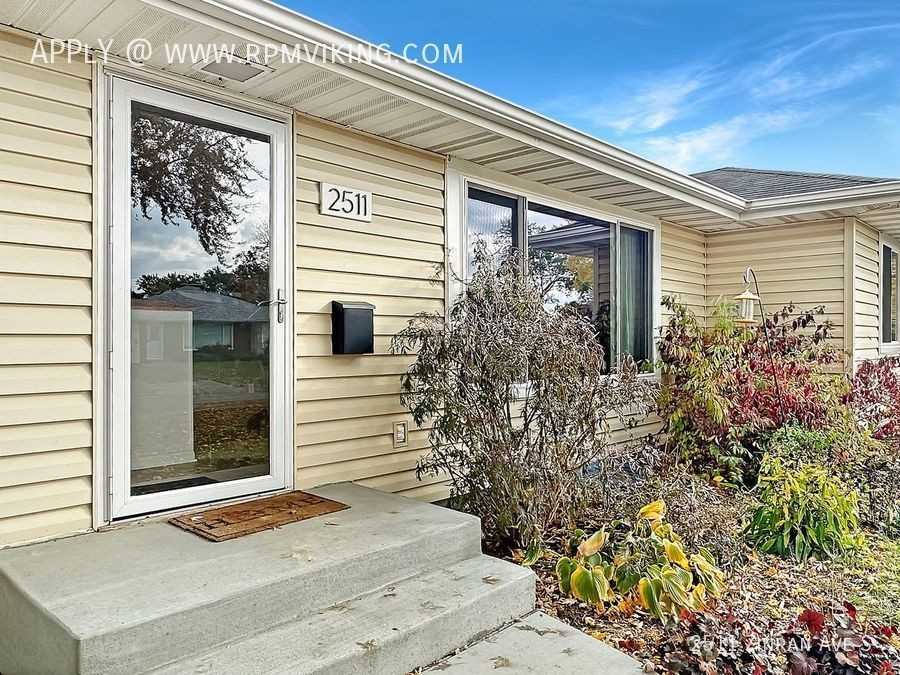 2511 Zinran Ave S - Photo 2 of 26