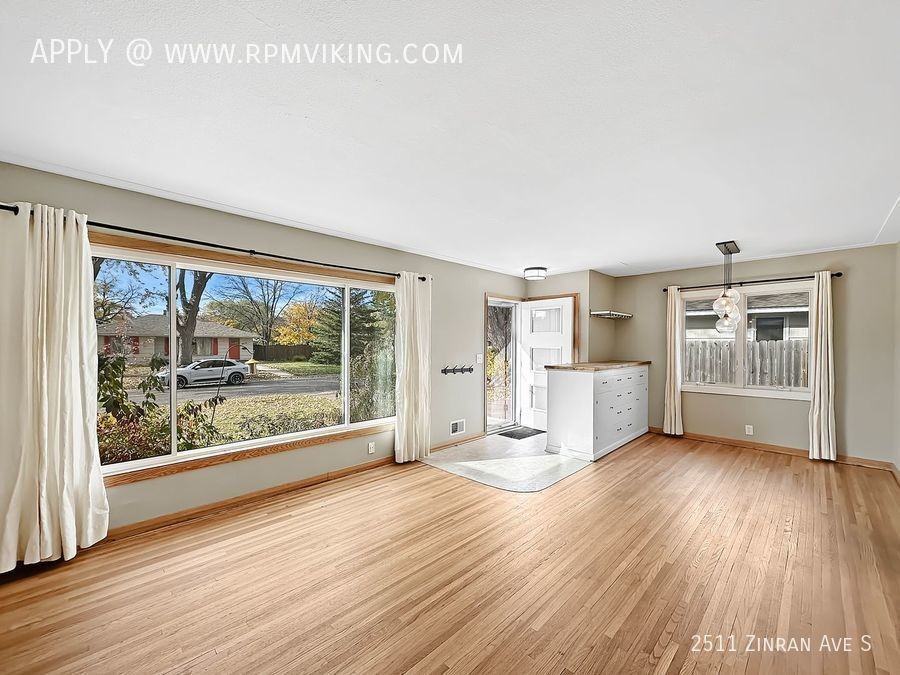 2511 Zinran Ave S - Photo 3 of 26