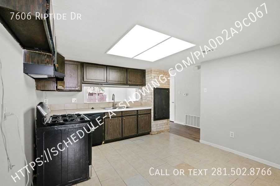 7606 Riptide Dr - Photo 2 of 12