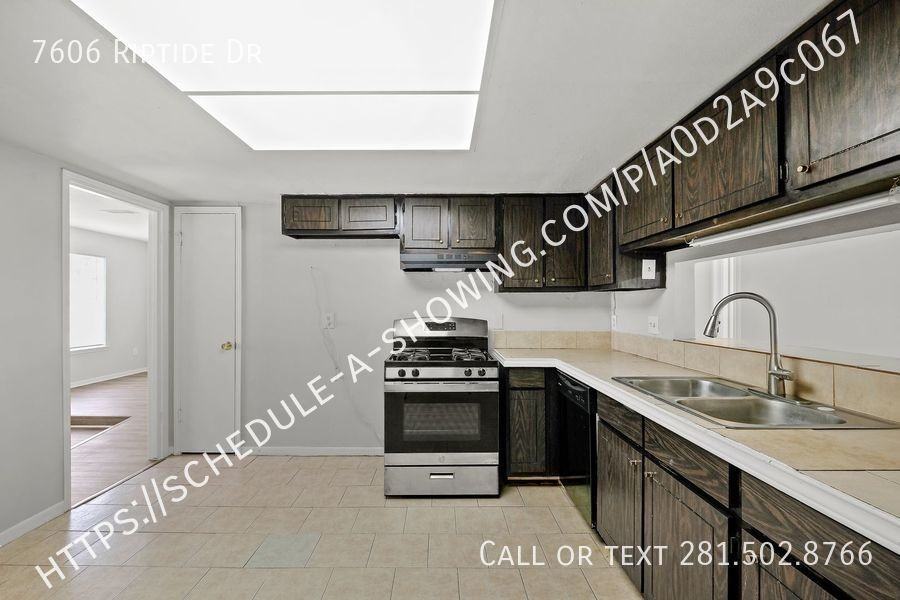 7606 Riptide Dr - Photo 3 of 12