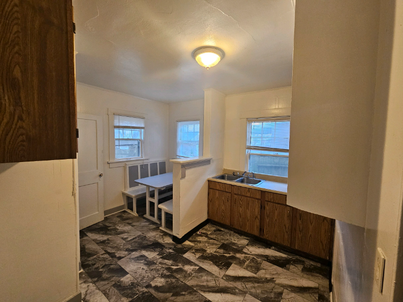 1602 Hearthstone Dr - Photo 2 of 5