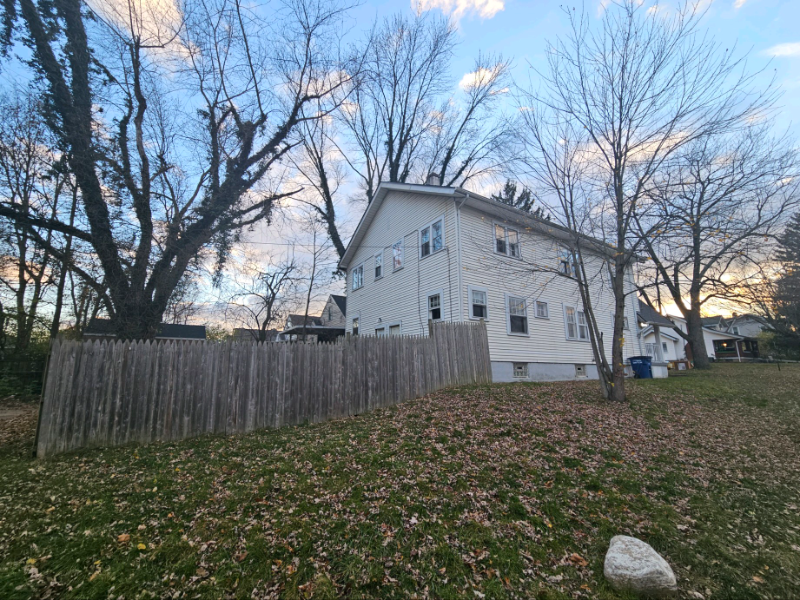 1602 Hearthstone Dr - Photo 3 of 5