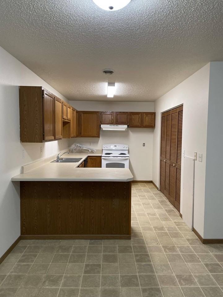 425 22nd Street East - Photo 3 of 6