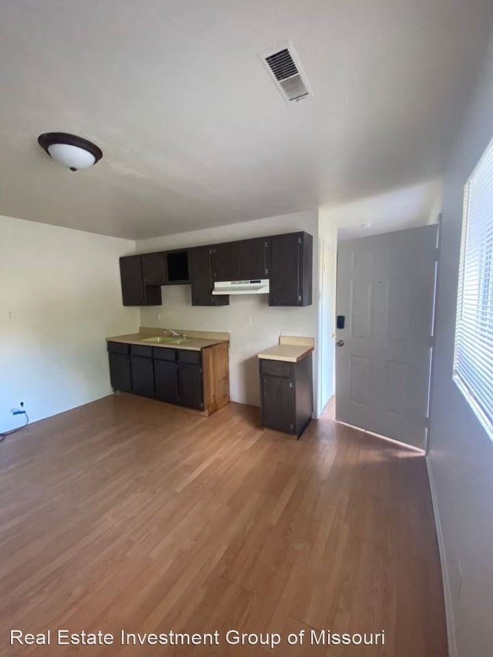 325 Sunny Side Front/ Rear 913 Summit Dr. Apartments in Festus, MO