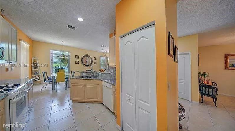 19317 Sw 65th St #19317 - Photo 3 of 24