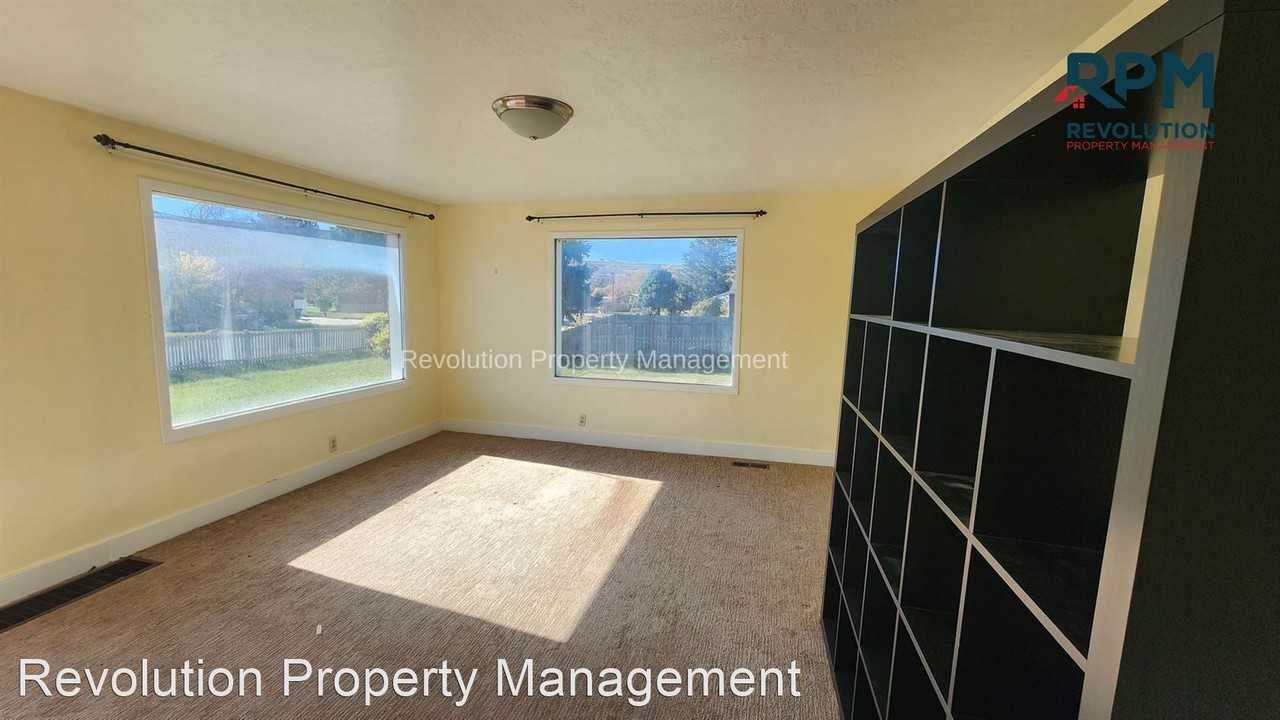 972 E South Weber Dr - Photo 3 of 8