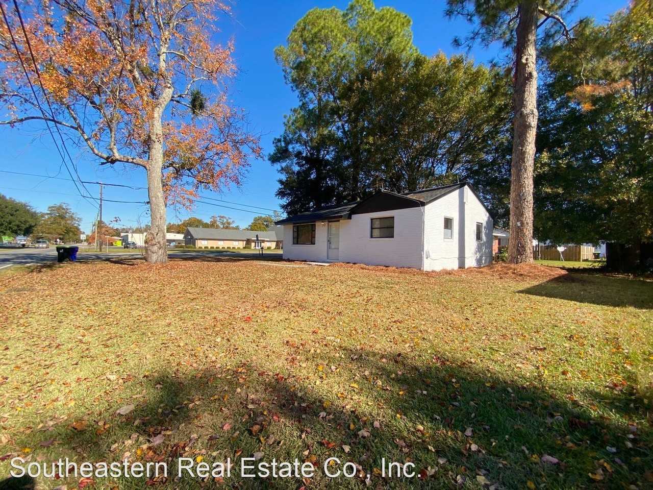 200 S Smith St - Photo 3 of 19