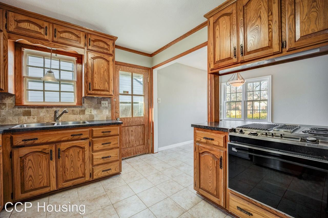 2108 S S St - Photo 3 of 29