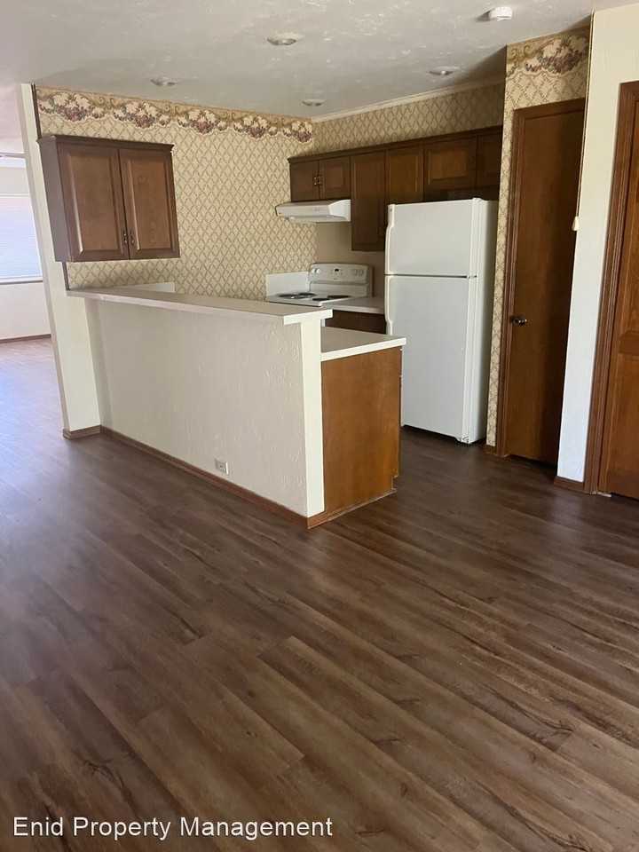 1810 Surrey Ln - Photo 2 of 4