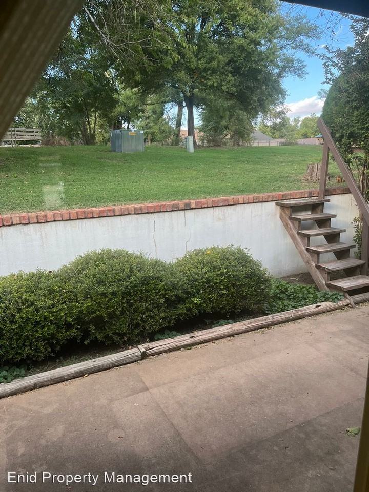 1810 Surrey Ln - Photo 3 of 4