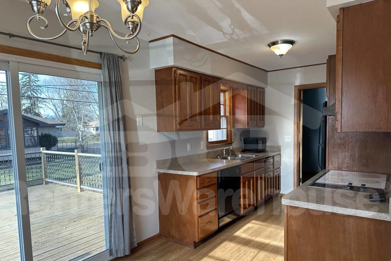 6720 Jackson St Ne - Photo 3 of 18