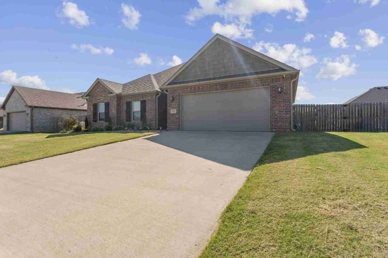 571 Captain Marshal St - Photo 2 of 28