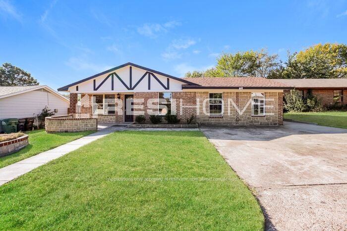 1608 Oak Tree Dr - Photo 3 of 17