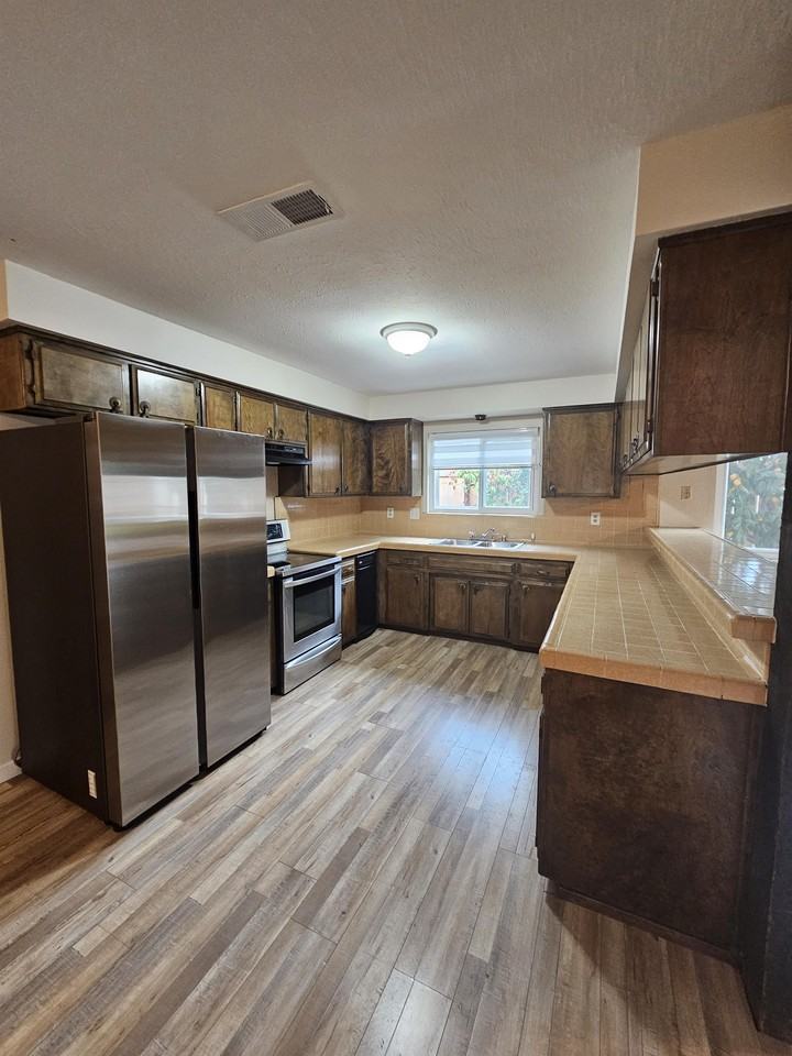 812 Greenwich Dr - Photo 2 of 43