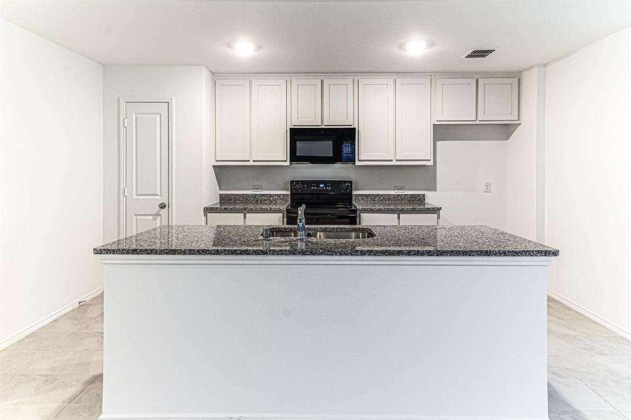 404 Dewberry St #1 - Photo 5 of 33