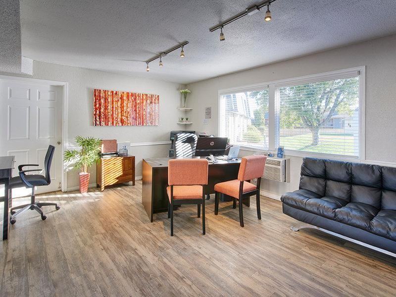 300 Russell Blvd - Photo 4 of 21