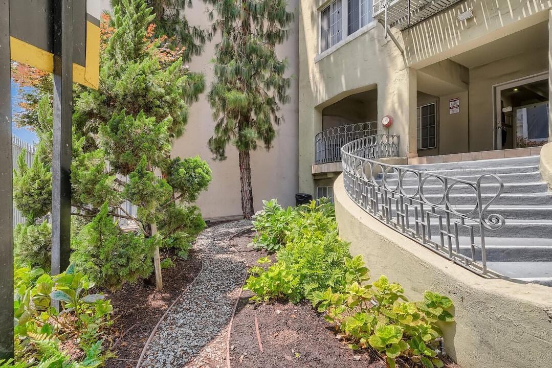 615 S Virgil Ave - Photo 4 of 16