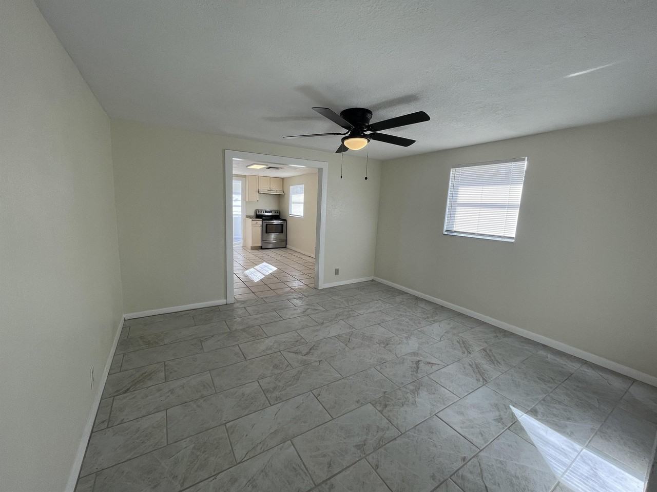 2405 Everett St - Photo 3 of 12