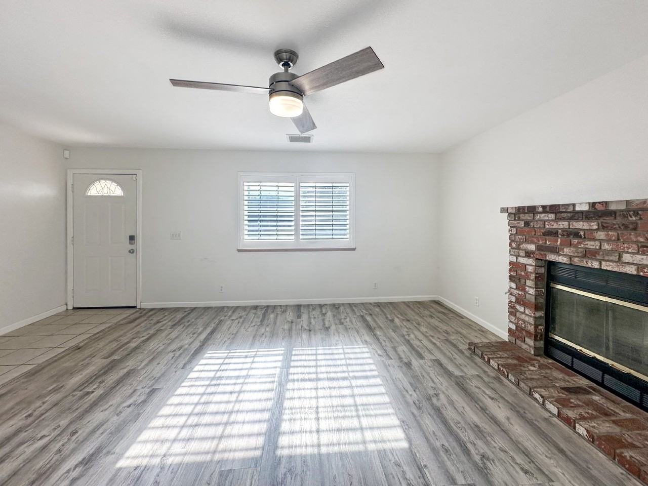 1240 W Mariposa Ave - Photo 4 of 33