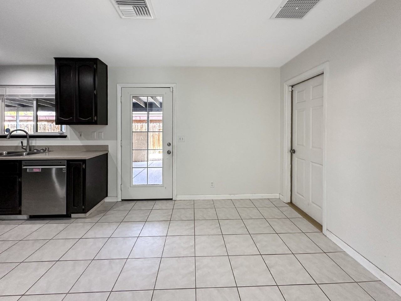 1240 W Mariposa Ave - Photo 6 of 33