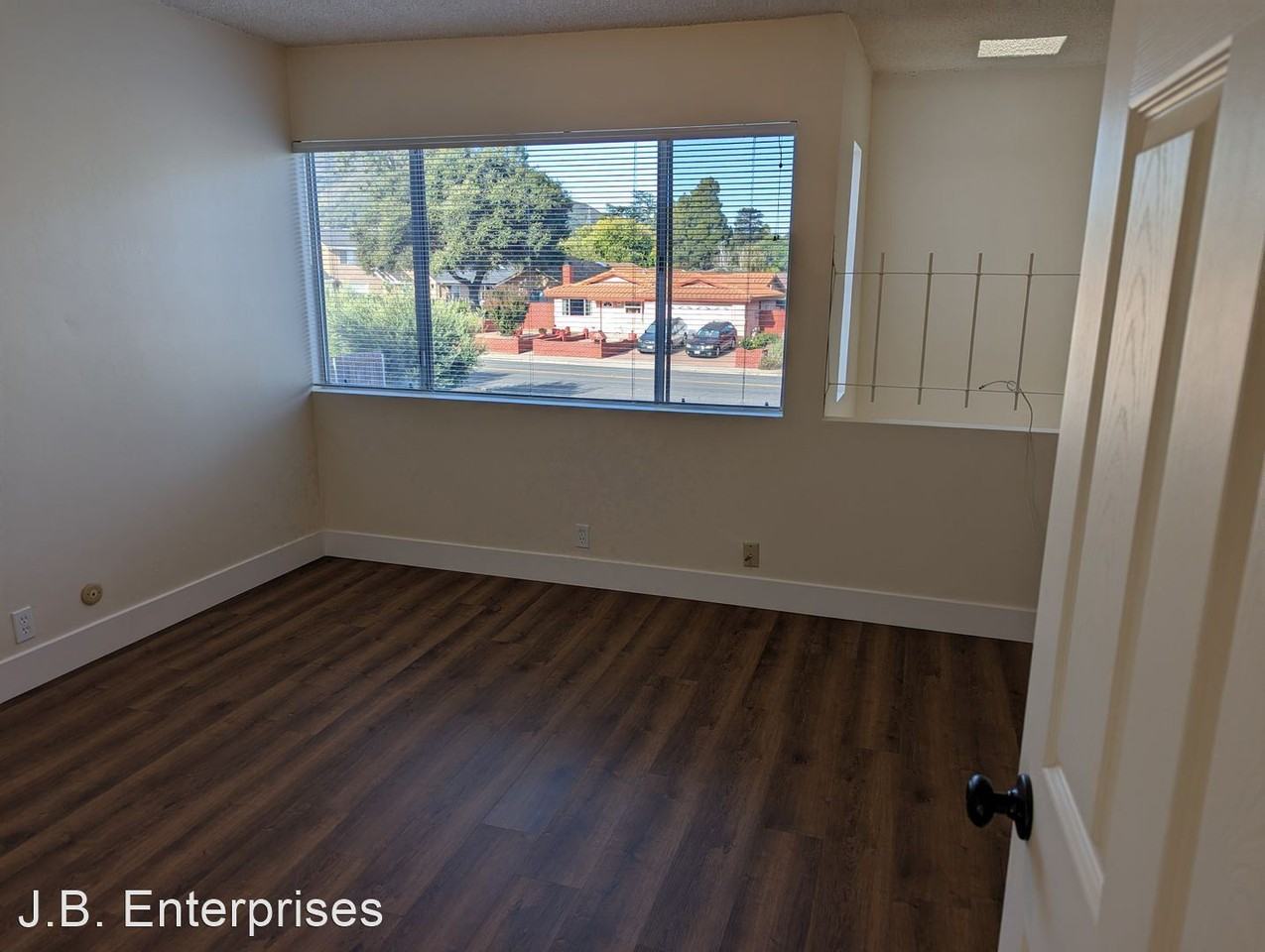 1519 Royal Way - Photo 2 of 8