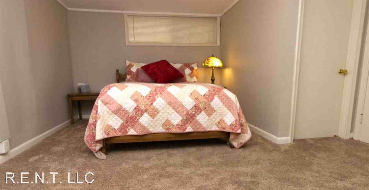 2 Bed/ 1 Bath Mother in Law in Awesome neighborhood! - Photo 3 of 7