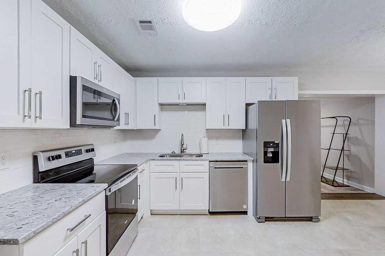 Lynhurst Dr Sw - Photo 2 of 14