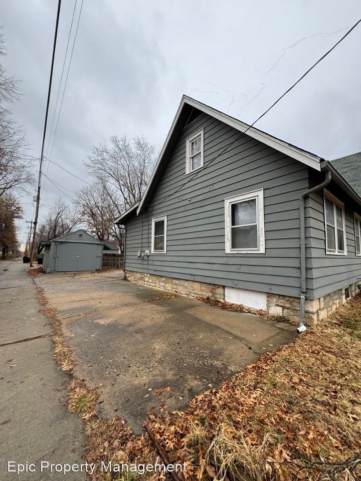3720 Sw 9th St - Photo 3 of 17