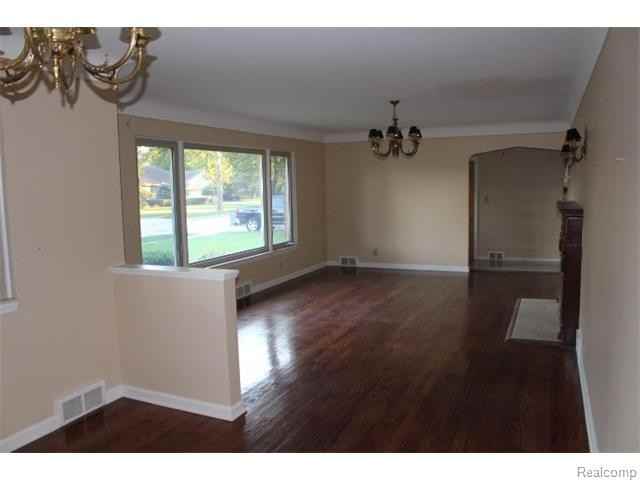 635 Woodcrest Dr - Photo 2 of 13