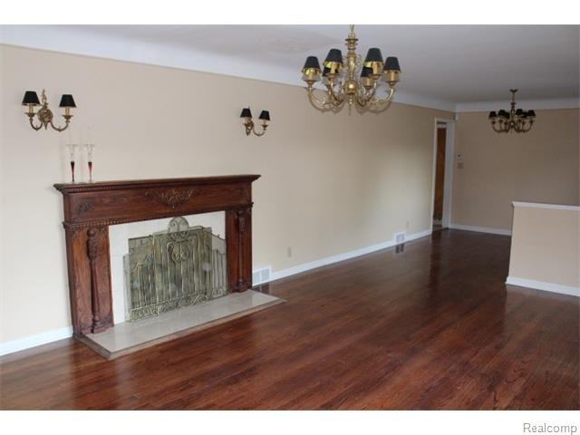 635 Woodcrest Dr - Photo 3 of 13