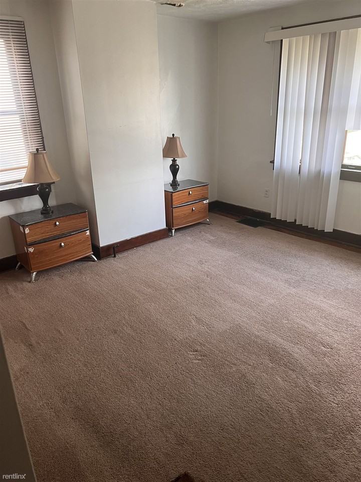 967 Davis Ave - Photo 3 of 13